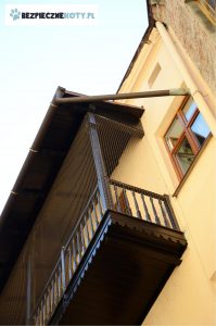 montaz siatek dla kotow krakow, bezpieczny balkon dla kota krakow, siatka na kota balkon