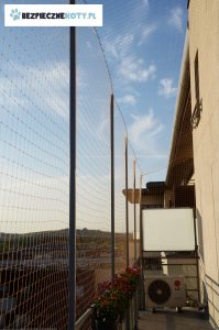 siatka ochronna balkon dla kota, montaz siatki przeciw wypadnieciu kota krakow, konstrukcja metalowa