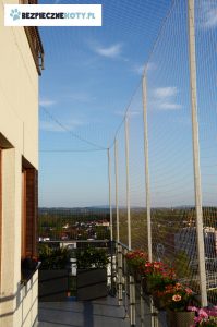 bezpieczny balkon dla kota krakow, siatka ochronna konstrukcja metalowa, zabezpieczenie przed wypadnieciem kota