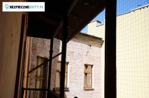 zabezpieczenie kota na balkonie krakow, montaz siatki balkon kot krakow, siatka dla kotow krakow