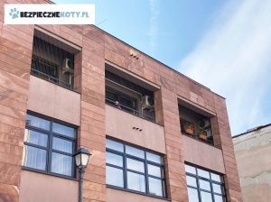 siatki dla kota na balkon krakow, montaz siatek zabezpieczajacych kota krakow, ochrona kota na balkonie krakow, montaz siatki bezinwazyjnej