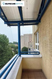 montaz siatki dla kotow balkon nullo, osiatkowanie balkonu zabezpieczajace dla kota, siatka ochronna dla kota, bezpieczny balkon dla kotow