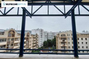 osiatkowanie balkonu dla kotow nullo, montaz siatki ochronnej dla kota, zabezpieczenie balkonu siatka, bezpieczny balkon dla kota