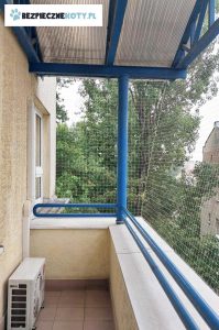 zabezpieczenie balkonu siatka dla kotow nullo, montaz siatki ochronnej dla kota, siatka zabezpieczajaca balkon przed upadkiem kota