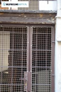 konstrukcja z siatki dla kota, drzwi dla kota krakow, zabezpieczenie wejscia przed kotem sobieskiego