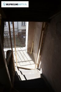 drzwi z siatki dla kota montaz krakow, zabezpieczenie dolnych czesci budynku, siatki sobieskiego 10