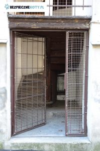 drzwi siatkowe dla kota krakow, siatki ochronne sobieskiego, montaz siatek konstrukcja kot