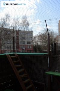 montaz siatki dla kota taras, zabezpieczenie tarasu przed wypadnieciem kota, siatka dla kota na taras krakow, osiatkowanie tarasu kot