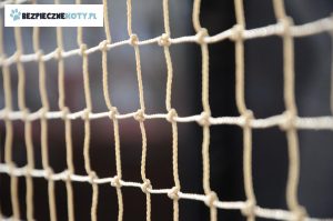 zabezpieczenie tarasu dla kota, siatka przeciw wypadnieciu kota taras, montaz siatki ochronnej dla kota, siatki dla kota na taras