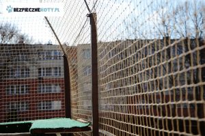osiatkowanie tarasu kot krakow, montaz siatek dla kota, siatka dla kota taras, zabezpieczenie kota siatka taras