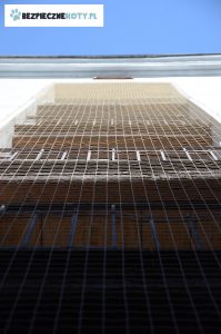 montaz siatek dla kota elewacja krakow, zabezpieczenie balkonow przed kotem, siatka sobieskiego 10