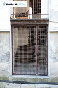 siatki dla kota balkon krakow, ochrona elewacji dla kota, zabezpieczenie balkonu sobieskiego