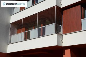 balkon z siatka dla kota konstrukcja stalowa, montaz siatki przeciw wypadnieciu kota, osiatkowanie dla kota krakow, siatki ochronne kot