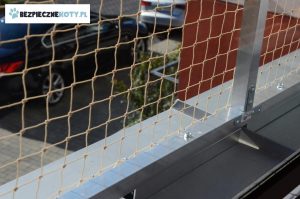 kot za siatka balkon, zabezpieczenie kota przed wypadnieciem, konstrukcja stalowa siatka dla kota, osiatkowanie balkon kot