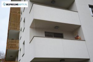 osiatkowanie przestrzeni kota krakow, zabezpieczenie czarny kot siatka, siatka dla kota krakow montaz, ochrona tarasu kot