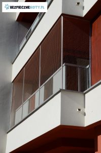 osiatkowanie konstrukcja stalowa dla kota, montaz siatki przeciw wypadnieciu kota, siatki ochronne kot krakow, zabezpieczenie kota konstrukcja