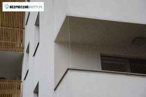 taras osiatkowany dla kota czarnego, montaz siatki krakow, zabezpieczenie kota krakow, siatka ochronna dla kota