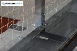 siatka dla kota balkon konstrukcja stal, montaz siatek ochronnych kot, zabezpieczenie przed wypadnieciem krakow, siatka kot montaz