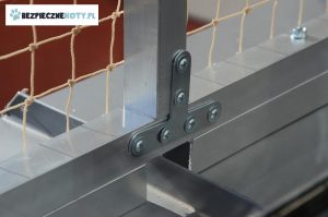 siatka na balkonie dla kota montaz, zabezpieczenie balkonu konstrukcja stalowa, osiatkowanie kot balkon, montaz siatki kot krakow