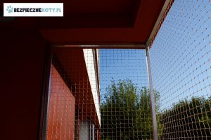 zabezpieczenie balkonu siatka kot konstrukcja, montaz siatki dla kota krakow, stalowa konstrukcja balkon, osiatkowanie balkon kot