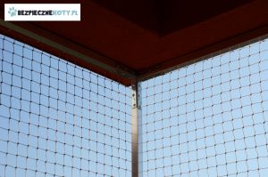 zabezpieczenie kota balkon konstrukcja, siatka ochronna kot, montaz siatki przeciw wypadnieciu kota, osiatkowany balkon
